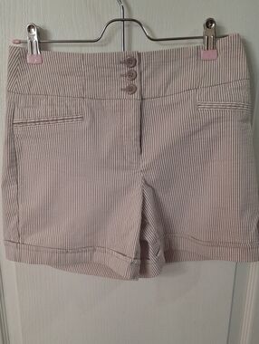 SOHO Apparel Women's Size 4 Beige/White Pinstriped Cuffed Shorts   Like New